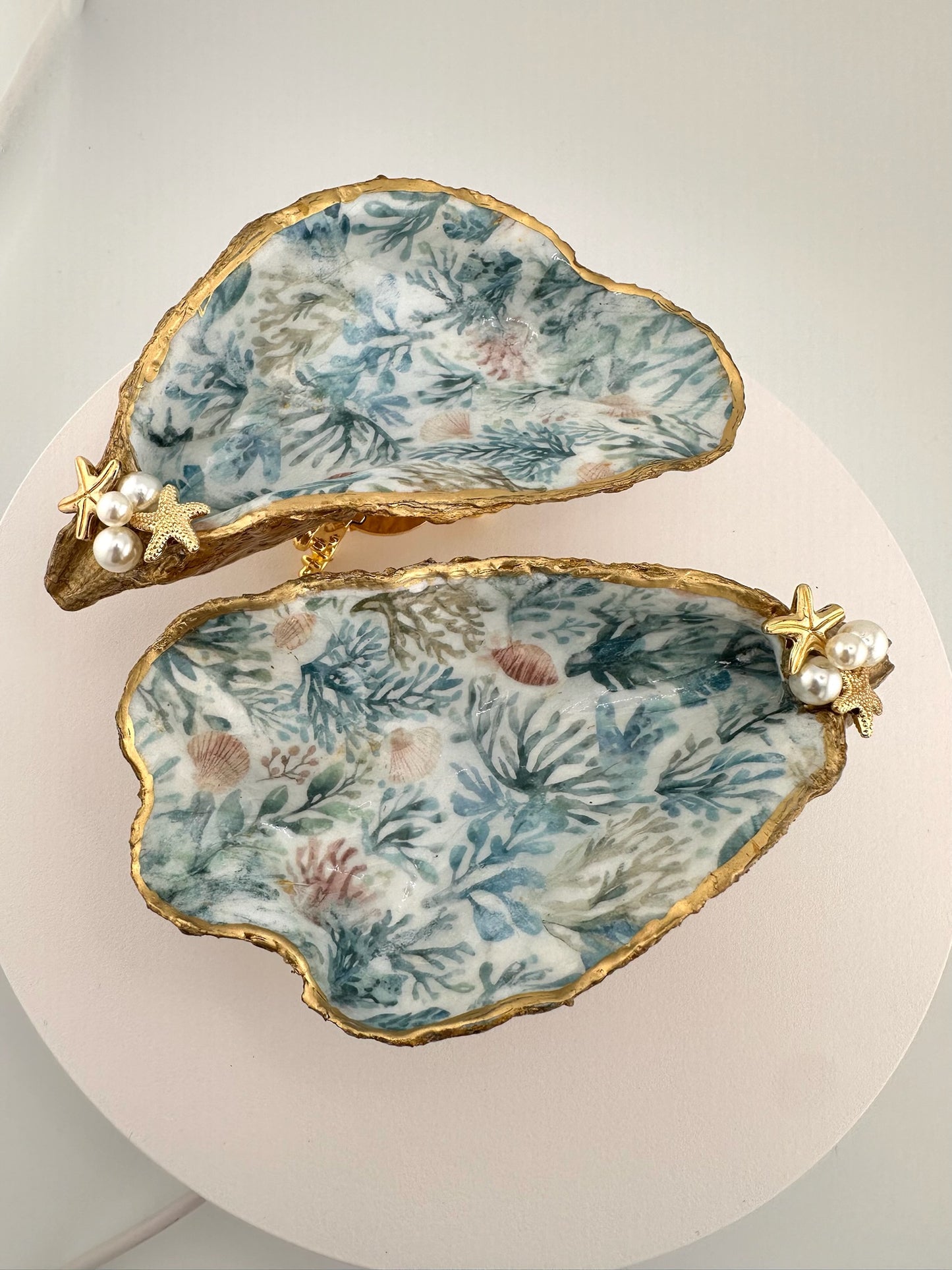 Coastal Oyster Shell Trinket Dish – Sea Life Design with Gold Leaf Accents